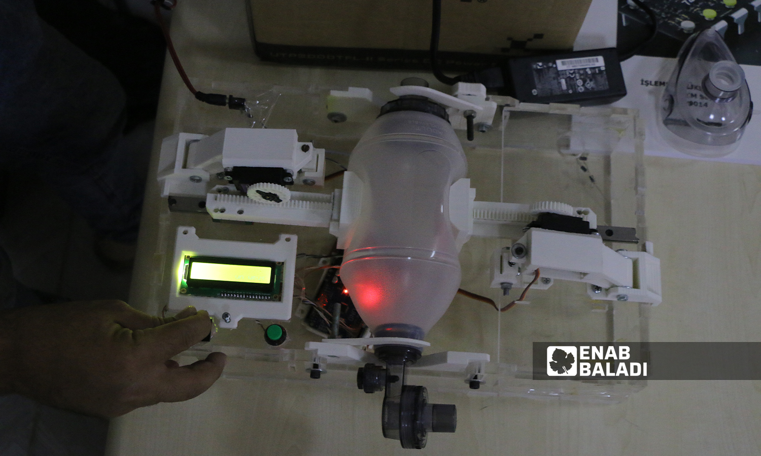 التجريب العملي لجهاز التنفس الاصطناعي الذي ابتكره طالب حديث التخرج من جامعة "الشام" بريف حلب  5 تشرين الأول 2021 (عنب بلدي - وليد عثمان)