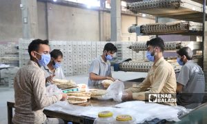 عمال تعبئة الخبز في المخبز الآلي بمدينة الباب 8 تشرين الأول 2021 (عنب بلدي - سراج محمد)
