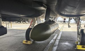 سرب اختبار الطيران الأربعين في قاعدة إيجلين الجوية، فلوريدا، يستعد لإطلاق قنبلة GBU-72 Advanced 5K Penetrator لأول مرة،  في 7  من تشرين الأول 2021 (Samuel King / US Air Force)
