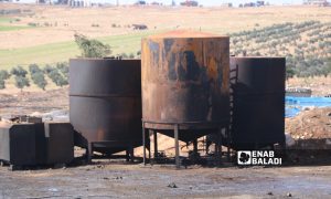 صورة تظهر حراقات تكرير النفط في منطقة ترحين بريف حلب الشمالي- 6 نيسان 2021 (عنب بلدي)