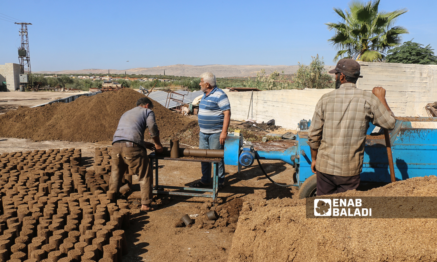 عمال يقومون بتشكيل مادة البيرين  وتقطيعها على شكل أنابيب خشبية في معارة الإخوان  بريف إدلب الشمالي  18 تشرين الأول 2021 (عنب بلدي - إياد عبد الجواد)