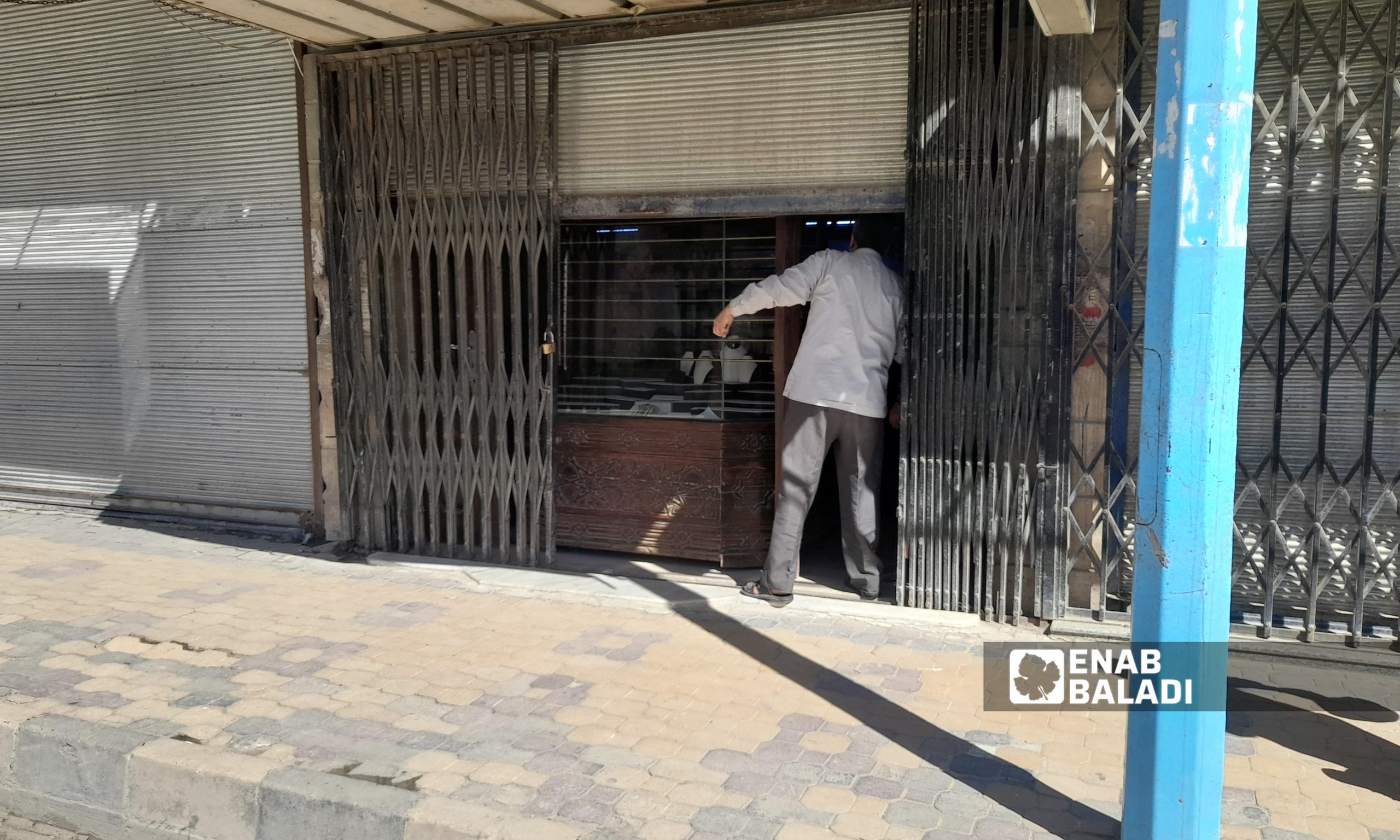 إغلاق الأسواق والمحال التجارية في مدينة الرقة بعد فرض حظر تجوال كلي من قبل الإدارة الذاتية - 27 أيلول 2021 ( عنب بلدي / حسام العمر)