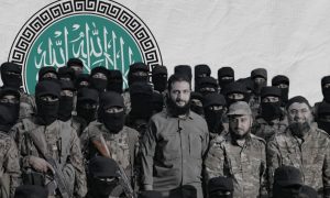 صورة تظهر قائد تحرير الشام أبو محمد الجولاني مع مقاتلين من الهيئة (تعديل عنب بلدي)
