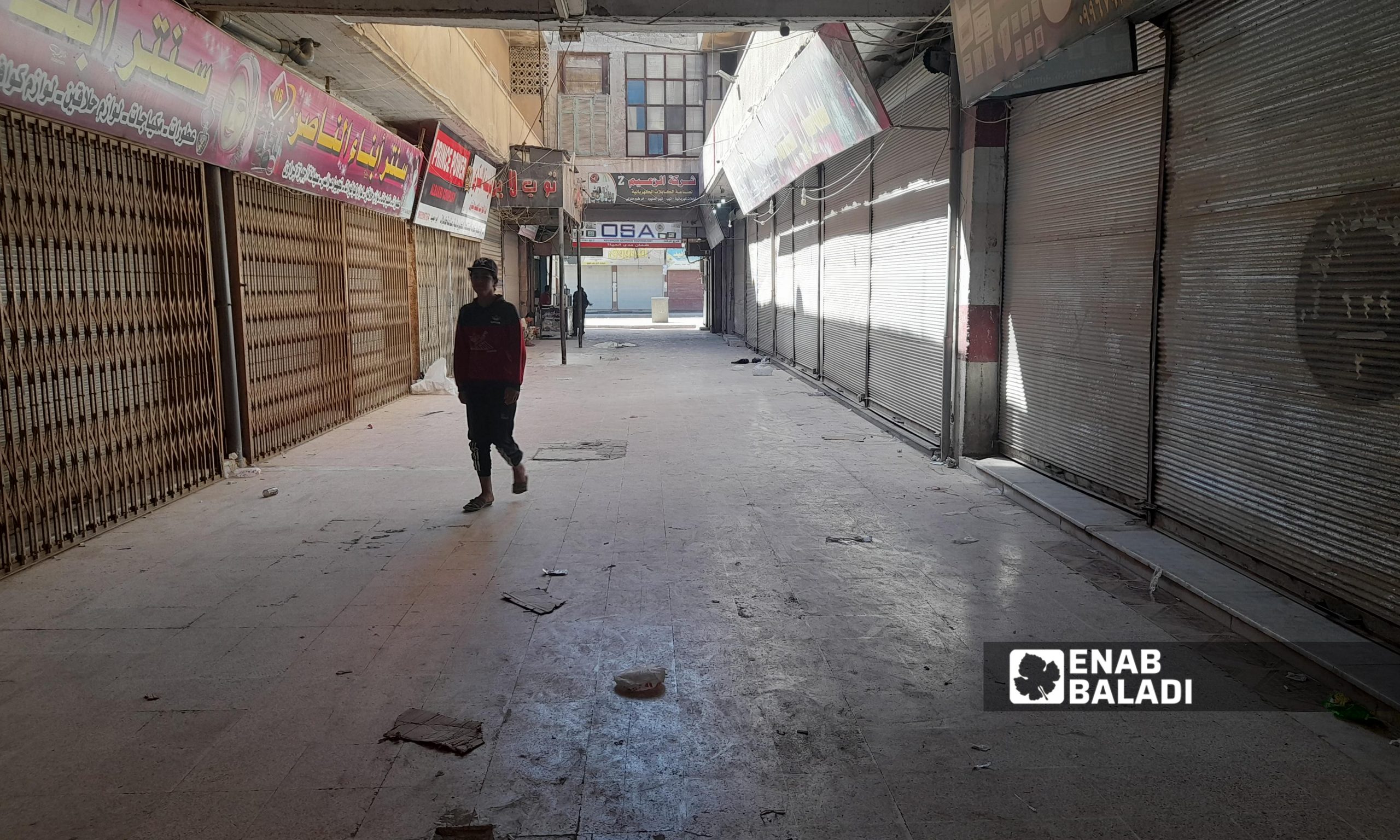 إغلاق الأسواق والمحال التجارية في مدينة الرقة بعد فرض حظر تجوال كلي من قبل الإدارة الذاتية - 27 أيلول 2021 ( عنب بلدي / حسام العمر)