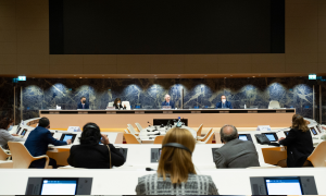 مبعوث الأمم المتحدة الخاص إلى سوريا، غير بيدرسون، يلتقي بأعضاء اللجنة الوسطى الثالثة قبل افتتاح اللجنة الدستورية السورية في جنيف- 17 من تشرين الأول 2021 (الأمم المتحدة- فيولين مارتن)
