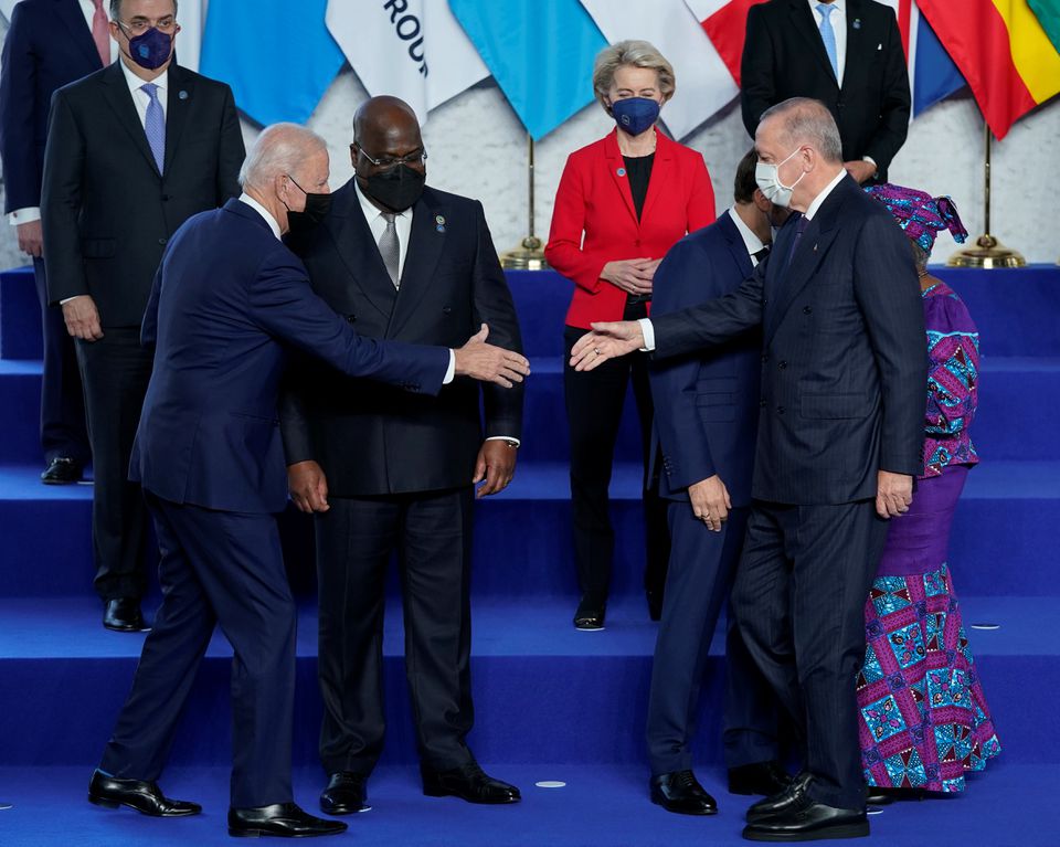 الرئيس الأمريكي، جو بايدن يلتقي نظيره التركي، رجب طيب أردوغان، على هامش "قمة العشرين"، "رويترز"، 2021.