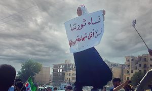 سيدة سورية في إحدى المظاهرات في إدلب - أيلول 2021ِ (AFP)
