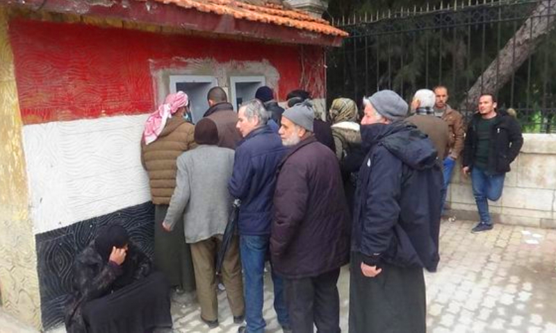 مواطنون ينتظرون أمام صراف آلي لسحب المال- شباط 2021 (محافظة حلب)