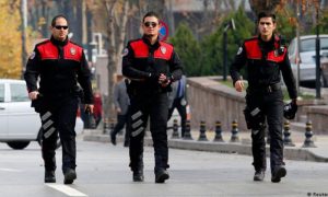 عناصر شرطة تركية (رويترز)