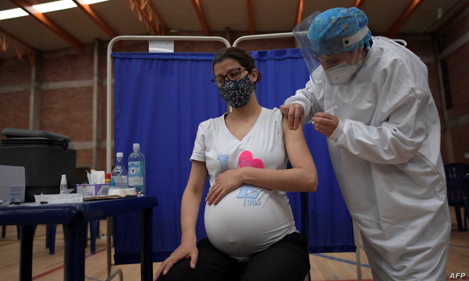 سيدة حامل تتلقى لقاح "كورونا" في أمريكا (AFP)