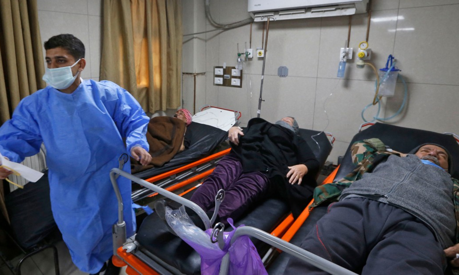 مصابين بفيروس "كورونا" في قسم الإسعاف بمشفى "دمشق" (AFP)