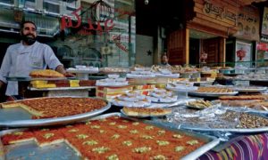 محل لبيع الحلويات في حي الميدان في دمشق (AFP)