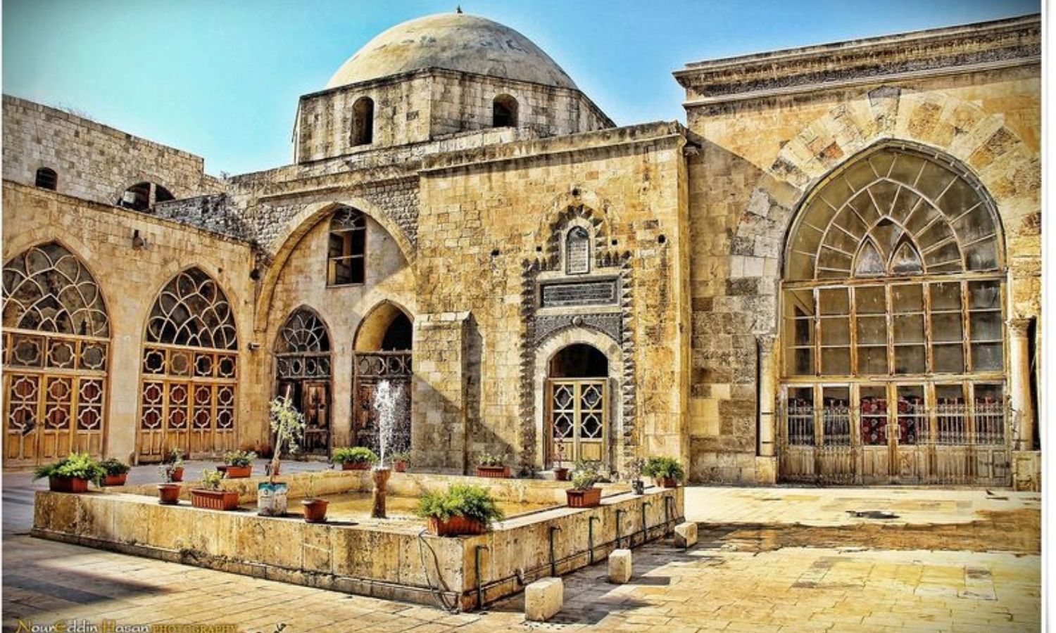 كنيسة القديسة هيلانة في حلب التي شيدت في القرن الخامس الميلادي وتحولت فيما بعد إلى المدرسة الحلوية، المصدر: أطلس المواقع التاريخية والسياحية في العالم، 2021.