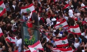 لبنانيون يتظاهرون في الطرقات ضمن انتفاضة تشرين 2019 (فرانس 24)