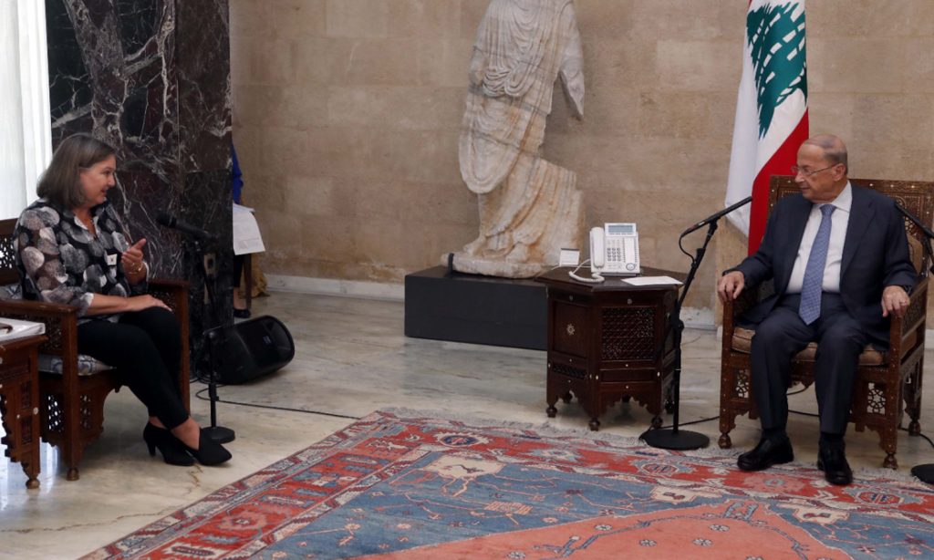 لقاء نائبة وزير الخارجية الأمريكية للشؤون السياسية، فيكتوريا نولاند، ورئيس الحومة اللبنانية، ميشيل عون (حساب رئاسة الجمهورية في "تويتر")