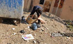 طفل يبحث عن علب البلاستيك الفارغة
عند إحدى الحاويات في مدينة القامشلي - 9 من تشرين الأول 2021
(مجد السالم/عنب بلدي)