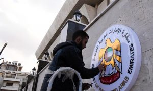 تنظيف واجهة السفارة الإماراتية في دمشق_ 27 من كانون الأول 2018 (news.cn)