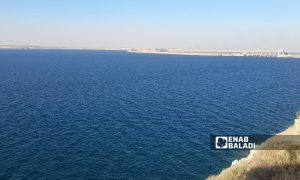بحيرة سد الفرات بمنطقة الطبقة في محافظة الرقة شمال شرقي سوريا- 7 من أيلول 2021 (عنب بلدي حسام العمر)
