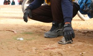 صورة تظهر متطوعي الدفاع المدني ينتشل حذاء طفل بعد انفجار استهدف منزلهم شمالي حلب- 2 تشرين الثاني 2021 (الدفاع المدني السوري)
