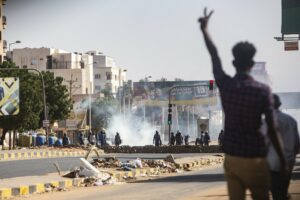 قوات الأمن تستخدم الغاز لمسيل للدموع ضد المتظاهرين (المرصد الأورومتوسطي / تويتر)