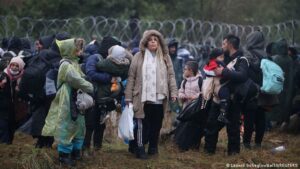 مهاجرون يتجمعون عند حدود بيلاروسيا وبولندا للعبور نحو أراضي الاتحاد الأوروبي 8 من تشرين الثاني 2021 ( DW - رويترز)
