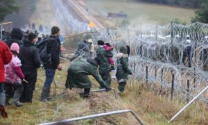 مهاجرون عالقون على الحدود بين بيلاروسيا وبولندا (The Associated Press)