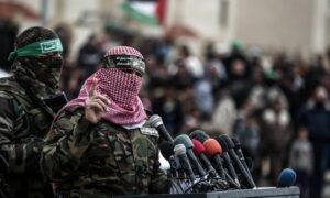 المتحدث باسم كتائب عز الدين القسام ، الجناح العسكري لـ(حركة حماس)، مدينة رفح في غزة في 31 كانون الثاني 2017(وكالة الأناضول)