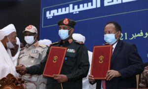 رئيس الوزراء السوداني عبد الله حمدوك، وقائد الجيش عبد الفتاح البرهان خلال التوقيع على الاتفاق السياسي 21 تشرين الثاني 2021 (مجلس السيادة الانتقالي/  السودان)