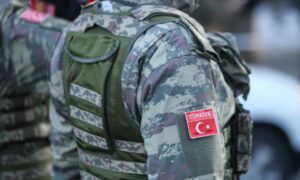 عنصر من الشرطة التركية يشارك في العرض العسكري لليوم الوطني الروماني(istock)