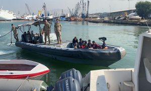 الجيش اللبناني ينقذ أشخاص سوريين من الغرق أثناء محاولة تهريب عبر البحر 30 تشرين الأول 2021(الجيش اللبناني)
