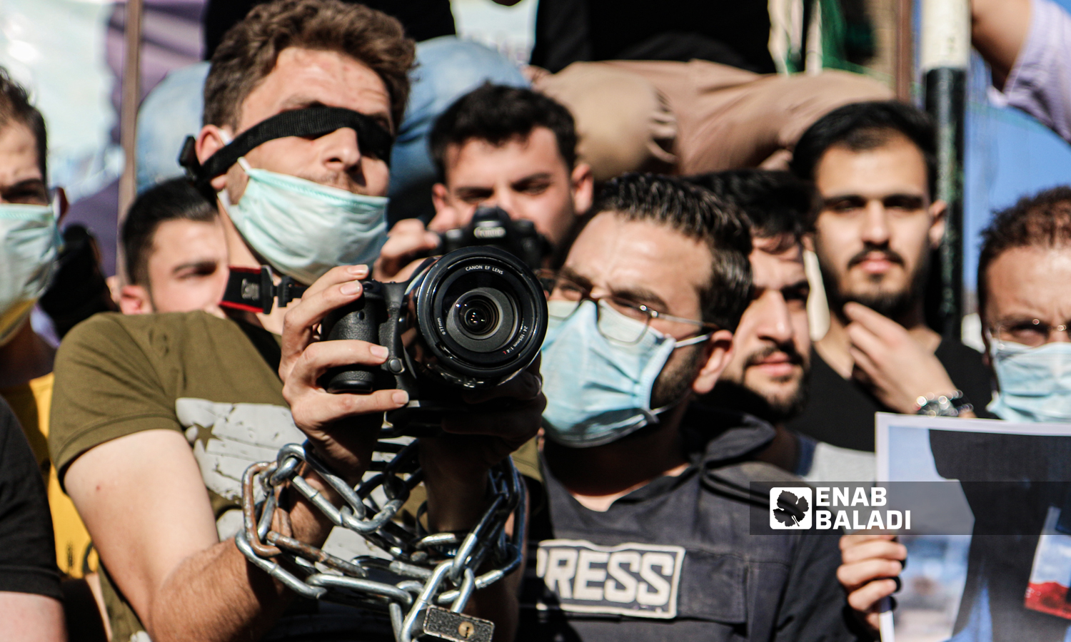 وقفة للناشطين السورين في مدينة إدلب تضامنًا مع حرية الصحفيين - 10 أيار 2020 (عنب بلدي/ يوسف غريبي)