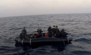 صورة لأحد القوارب التي تقل اللاجئين على أحد السواحل التركية (أناضول)