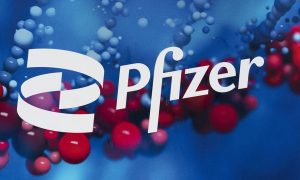 شعار شركة Pfizer معروضًا في مقر الشركة في نيويورك
(AP)