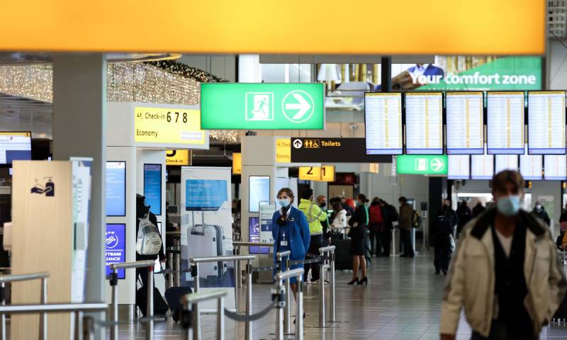 ركاب يسيرون في مطار شيفول بهولندا وسط مخاوف من عودة قيود السفر في ظل انتشار المتحور الجديد "أوميكرون"- 29 من تشرين الثاني 2021 (AFP)