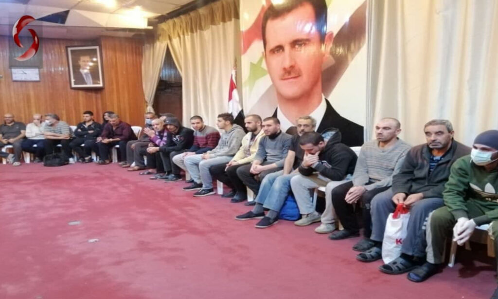 الإفراج عن معتقلين في مدينة درعا 14 من تشرين الثاني 2021 (الإخبارية السورية)