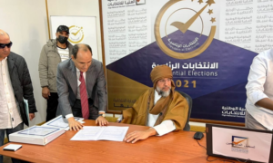 نجل الرئيس الليبي السابق، معمر القذافي في مفوضية الانتخابات الرئاسية ـ 14  من تشرين الثاني 2021 (المفوضية الوطنية العليا للانتخابات الليبية)