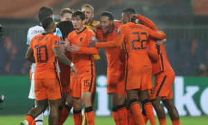 فرحة لاعبي منتخب هولندا بالفوز على النرويج والتاهل للنهائيات 2022 (Reuters)
