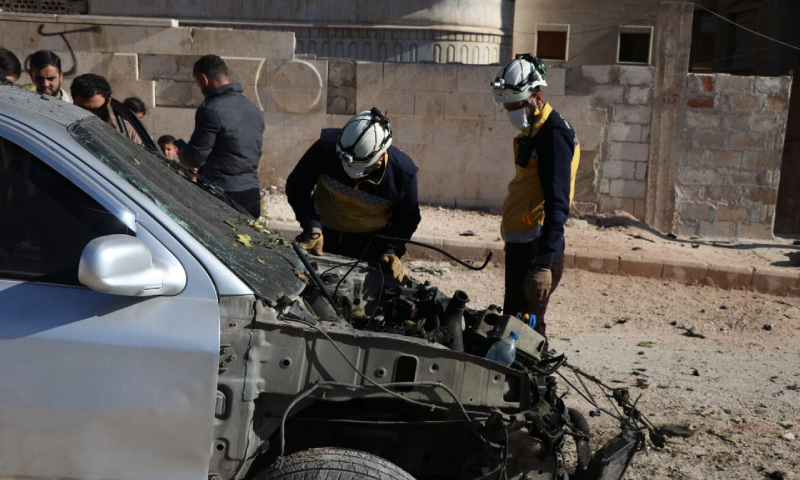 عناصر من "الدفاع المدني" يتفقدون سيارة انفجرت بسبب عبوة ناسفة في إدلب- 6 تشرين الثاني 2021 (الدفاع المدني)