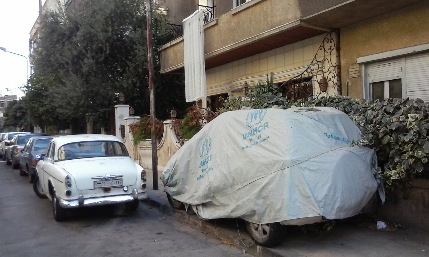 صورة تظهر أقمشة مفوضية اللاجئين تغطي سيارة في دمشق عام 2016 (الباحث الأمريكي سام هيلر في تويتر)