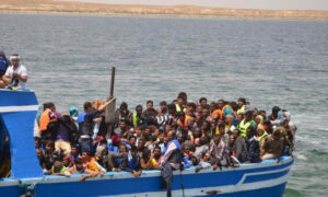 قارب يحمل لاجئين في البحر المتوسط (رويترز)