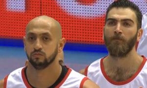 لاعبو منتخب سوريا لكرة السلة أثناء عزف النشيد الوطني الإيراني بدل نشيدهم في مباراة كأس العالم ضد كازاخستان (لقطة من بث المباراة)