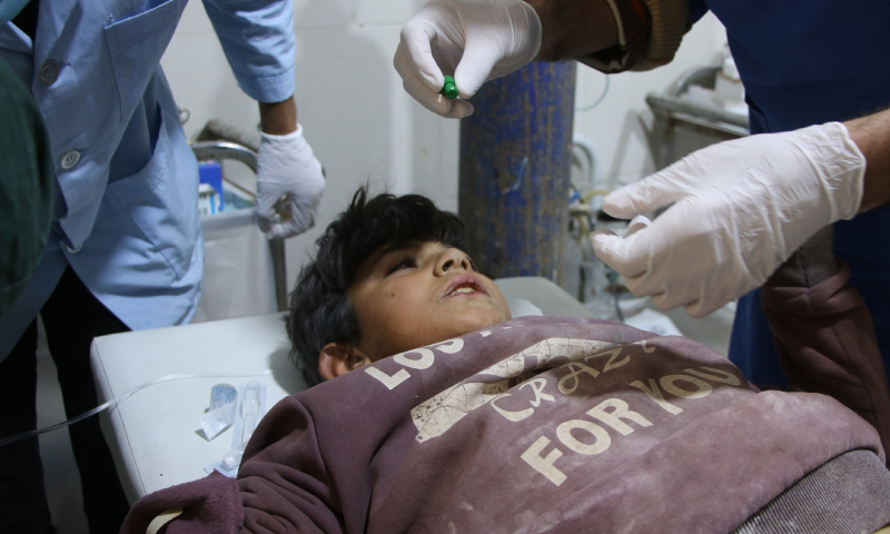 إسعاف طفل أُصيب بقصف على بلدة معرزاف جنوبي إدلب (الدفاع المدني السوري)