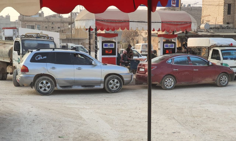 ازدحام على محطات الوقود في إدلب بسبب توقع المواطنين ارتفاع الأسعار- 23 تشرين الثاني 2021 (أسعار المحروقات في إدلب)