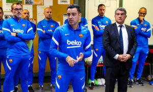 تشافي ورئيس نادي برشلونة لابورتا والطاقم التدريب - 10 تشرين الثاني 2021 (FC Barcelona)


