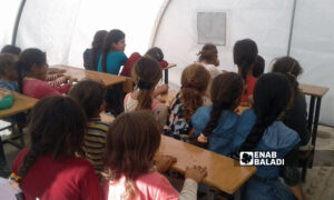 أطفال في أحد المراكز التعليمية في ريف إدلب شمال غربي سوريا- 21 من تشرين الأول 2021 (عنب بلدي إياد عبد الجواد)
