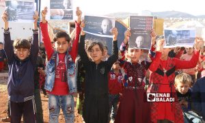 مجموعة أطفال في وقفة احتجاجية تحت شعار