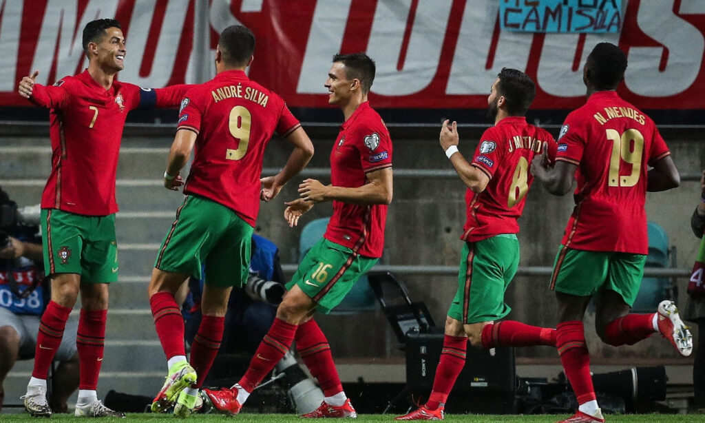 فرحة لاعبي منتخب البرتغال بالفوز (AFP)