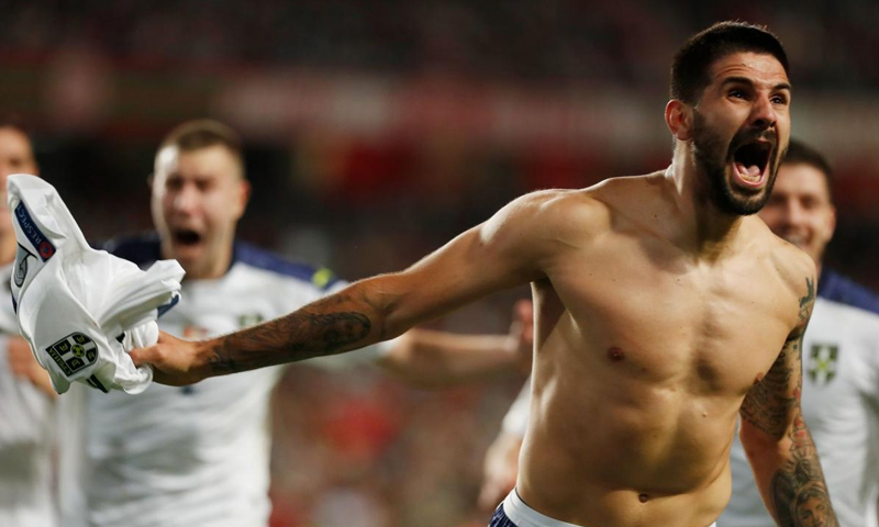 فرحة لاعبي صربيا بالفوز على البرتغال والتأهل لمونديال 2022 ( Reuters)
