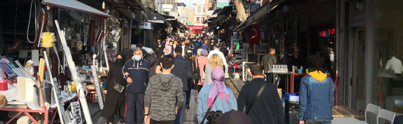 سوق "غلاطة" أحد أماكن تجمع السوريين في مدينة إسطنبول - 6 تشرين الثاني 2021 (عنب بلدي/عمران عكاشة)
