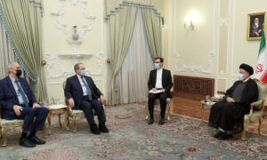 الرئيس الإيراني، ابراهيم رئيسي، ووزير الخارجية السورية، فيصل المقداد، في طهران 6 من كانون الأول 2021 (روسيا اليوم)